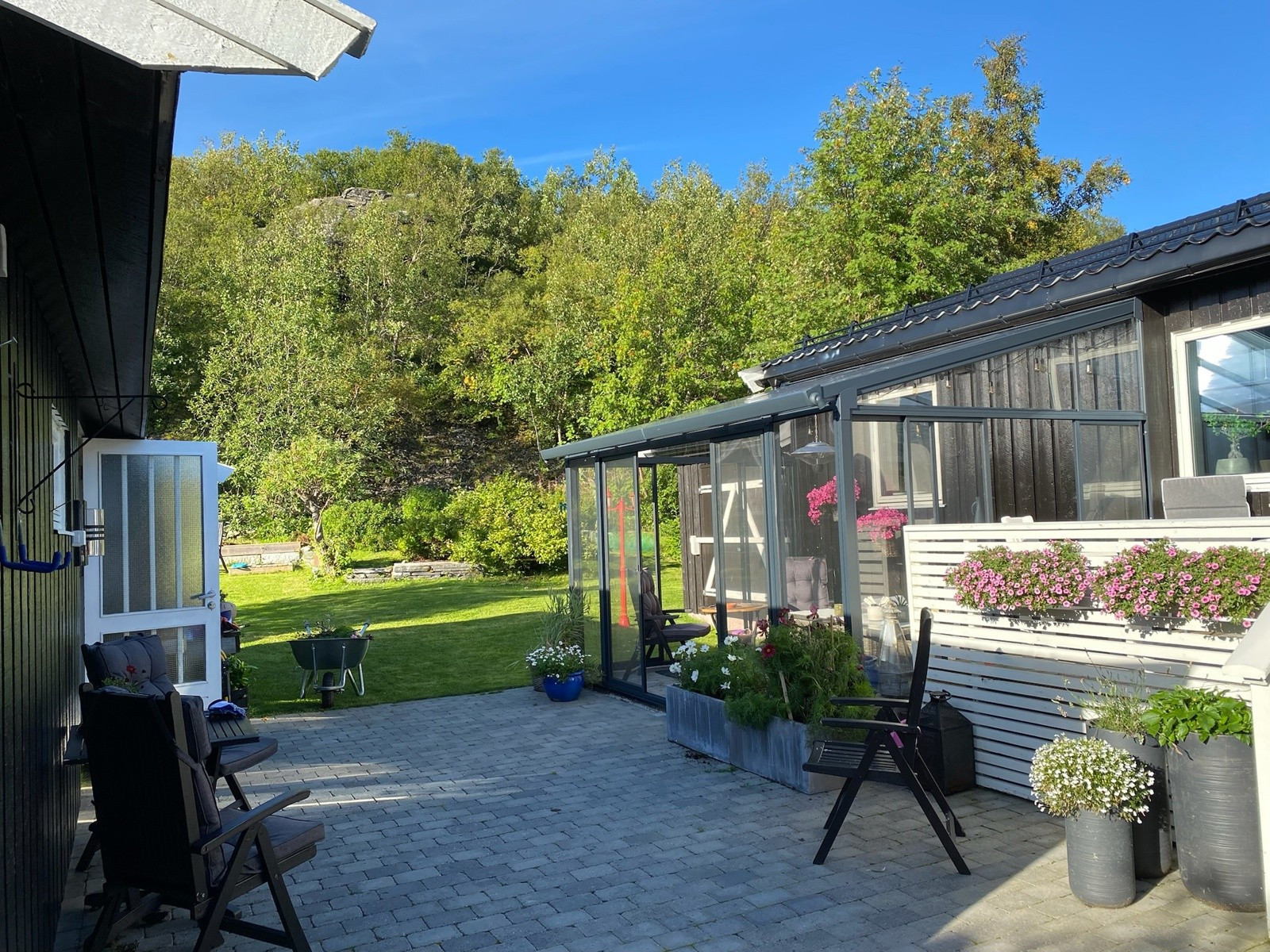 Boligen har en store uteareal med fantastiske solforhold hele dagen.Privat sommerbilder tatt av selger