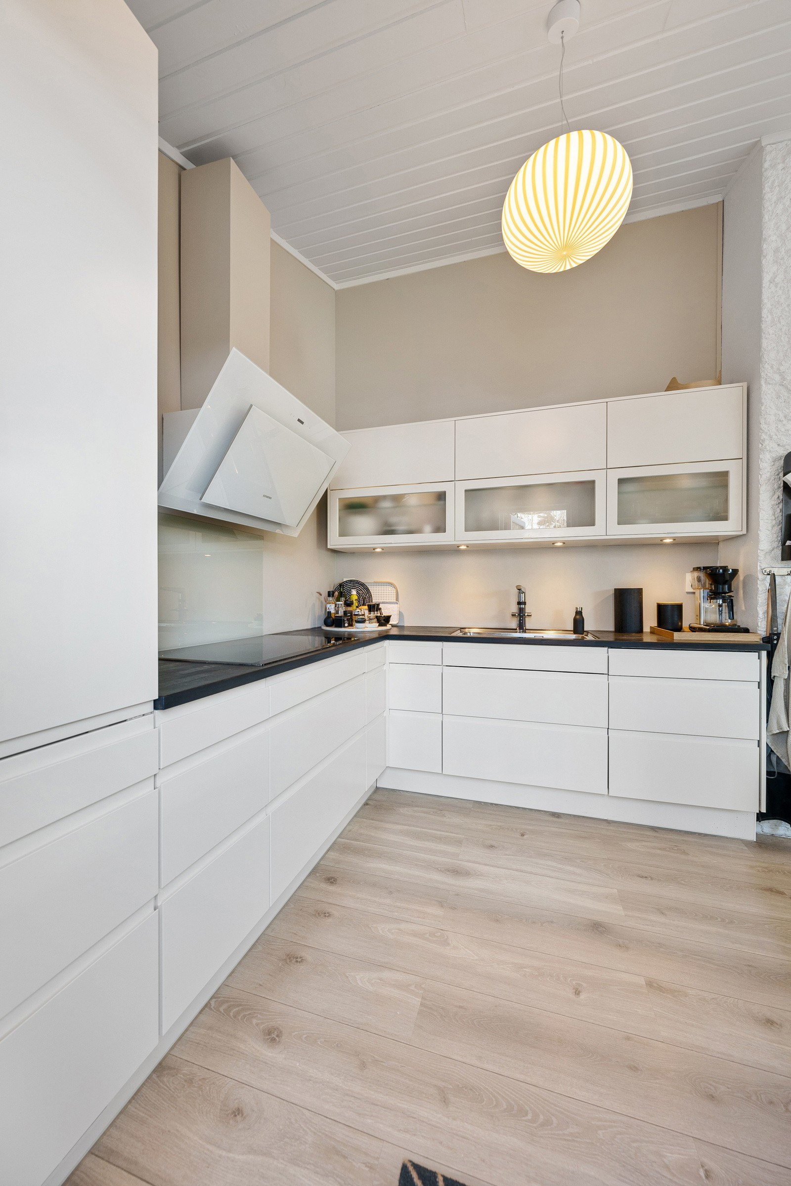 Rikelig med skap- og benkeplass gir gode arbeidsforhold samt induksjonstopp med 5 soner og kraftig ventilator med utlufting over tak.