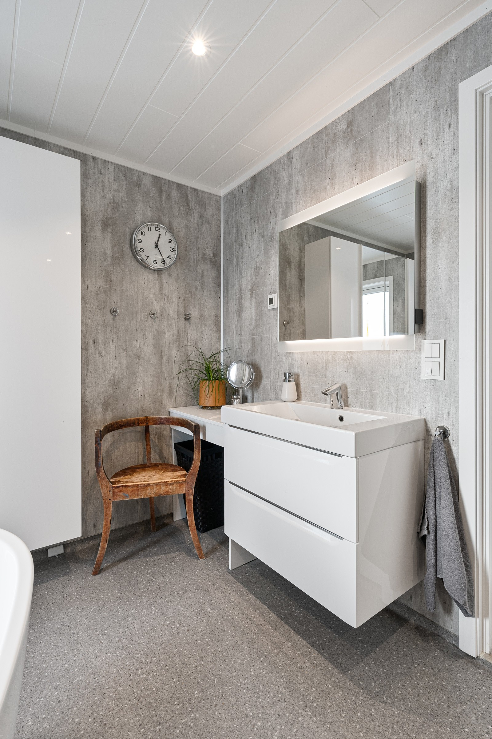 LED-speil med lys og doble stikkontakter og berøringsfri servantkran - Hygiene og funksjonalitet i ett.