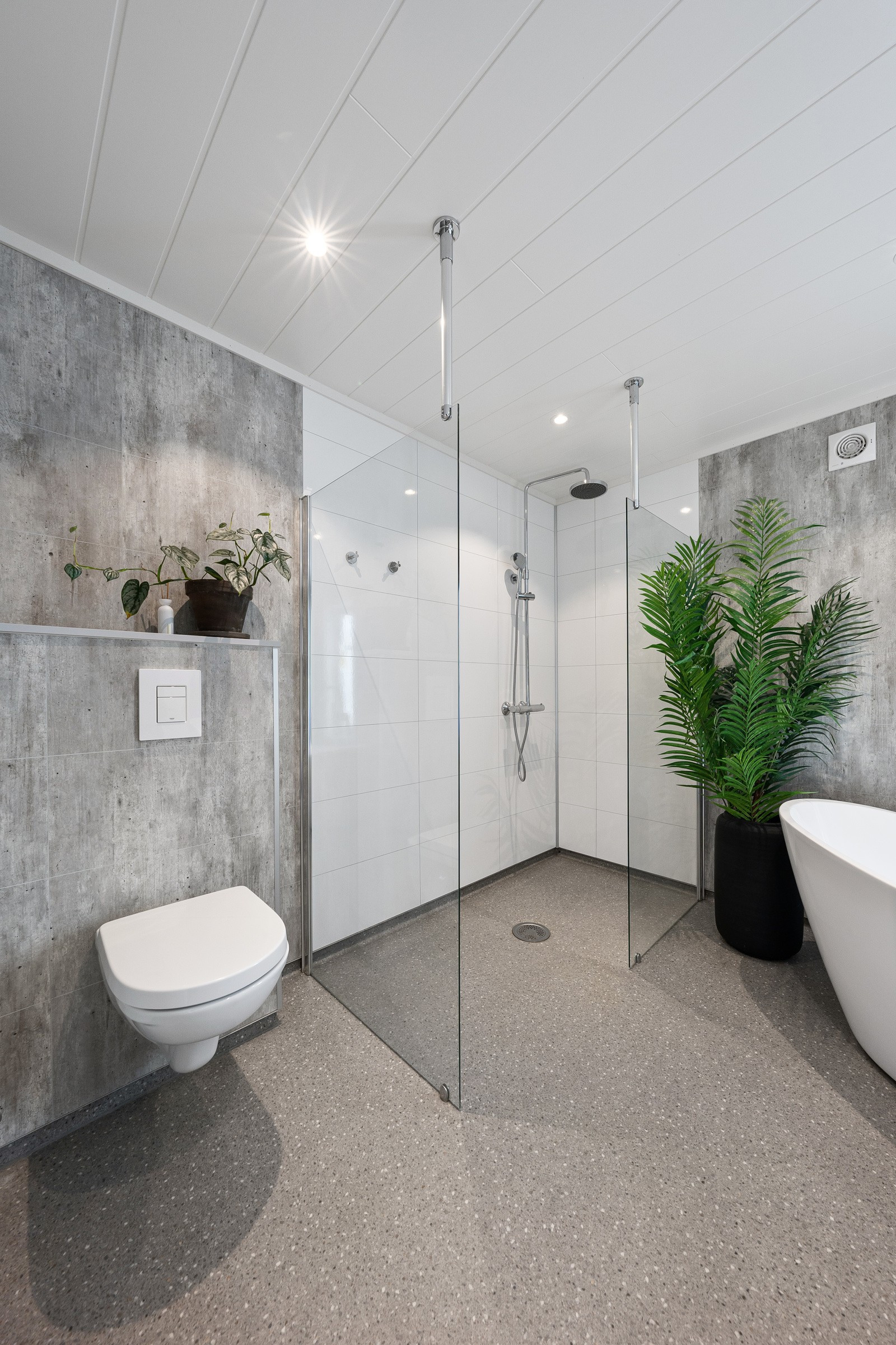 Vegghengt toalett fra Villeroy & Boch - elegant og lett å holde rent.