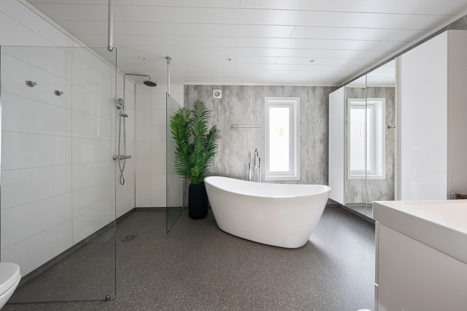 Stor dusjsone på 180x90 cm gir god plass.