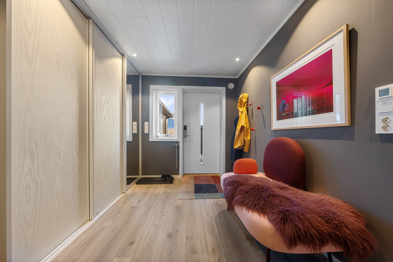 Velkommen inn! Her blir du møtt av en innbydende entré med rikelig med plass til oppbevaring av yttertøy i skyvedørsgarderobe med skyvedører fra Leba.