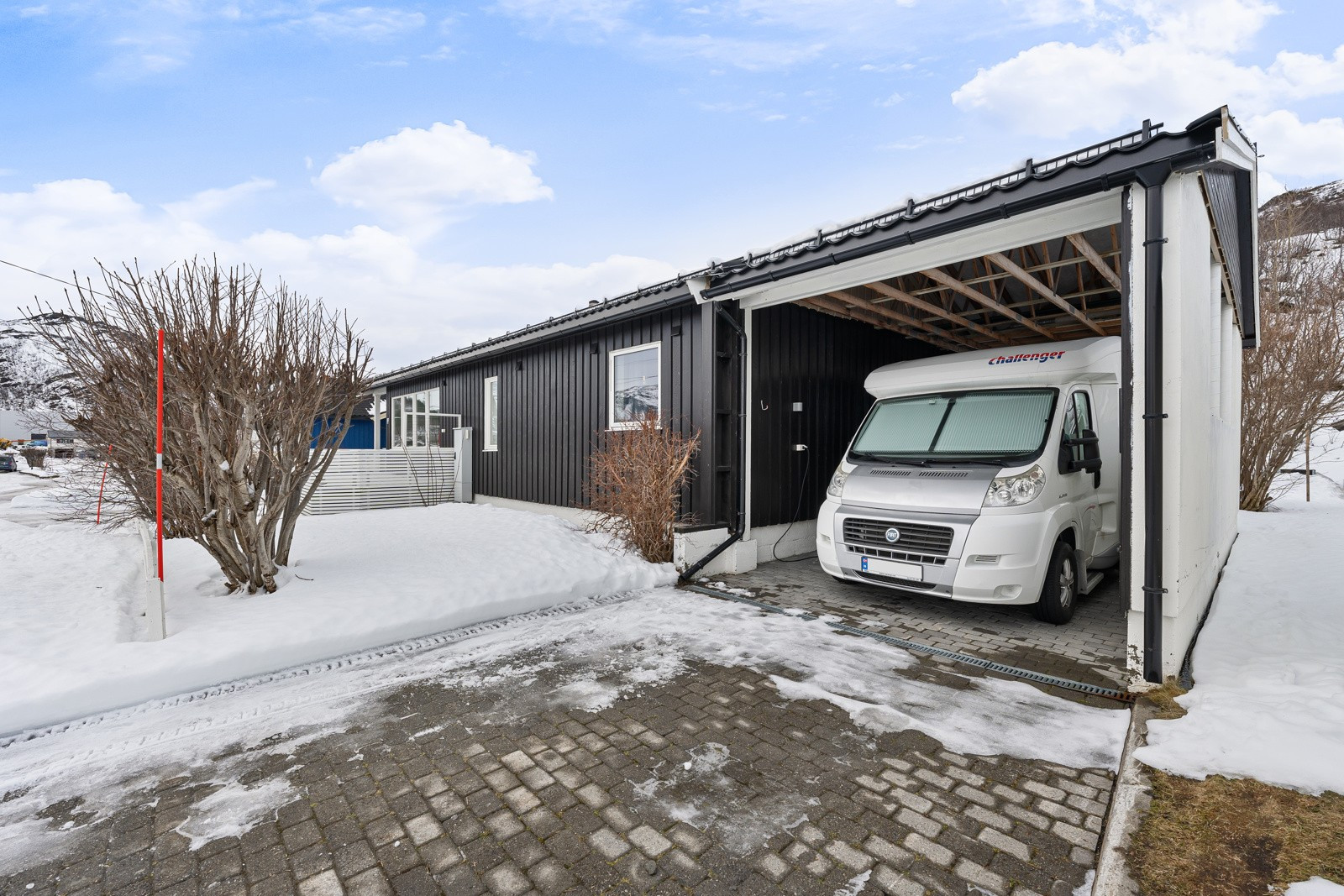 Garasje med plass til bobil eller campingvogn.