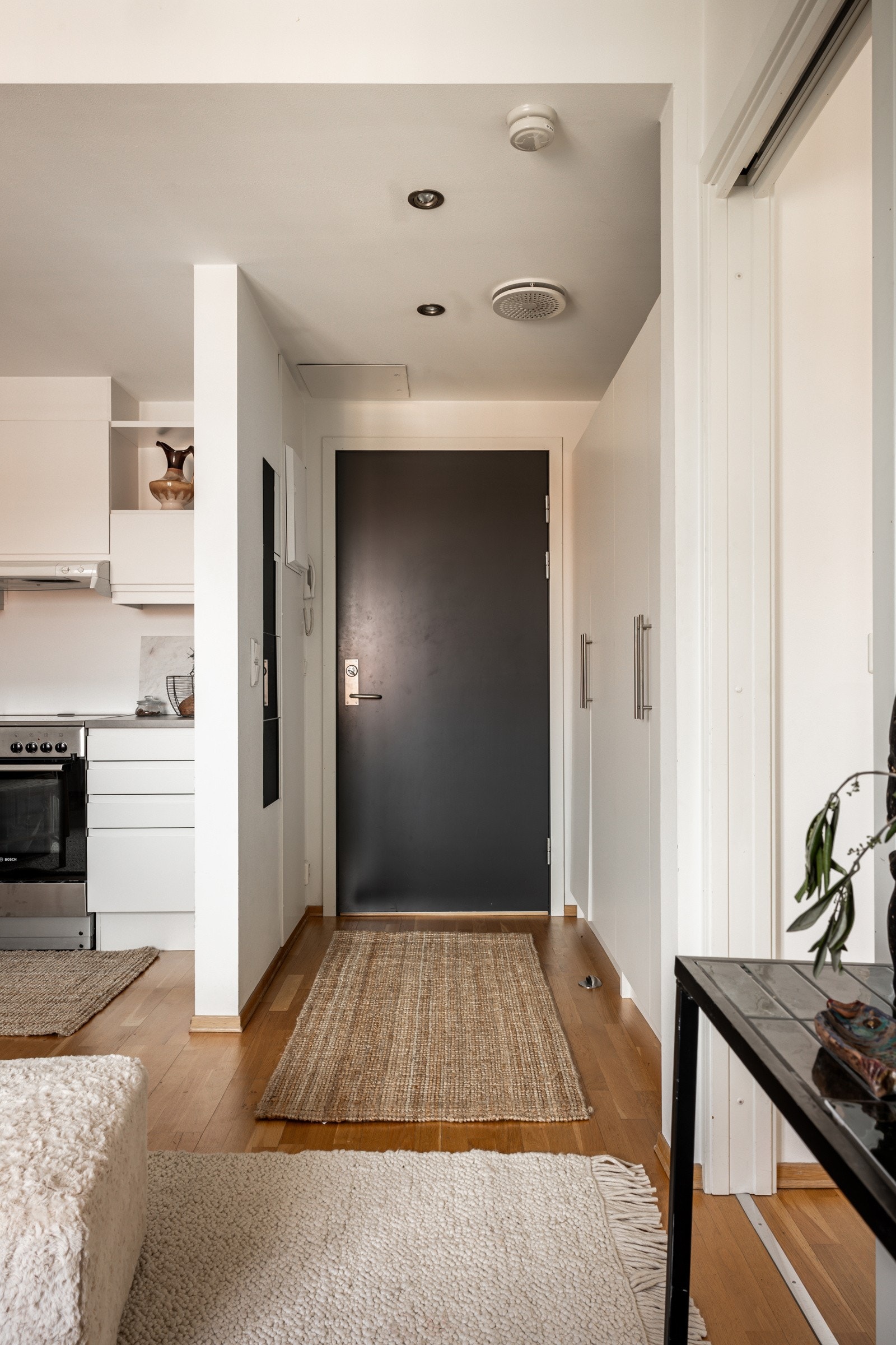 Velkommen inn! Entréen er lys, ryddig og funksjonell - et godt førsteinntrykk av boligen. Galleribilde