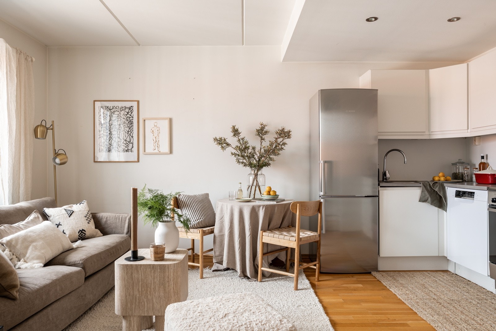 Det er åpen stue / kjøkkenløsning. Galleribilde