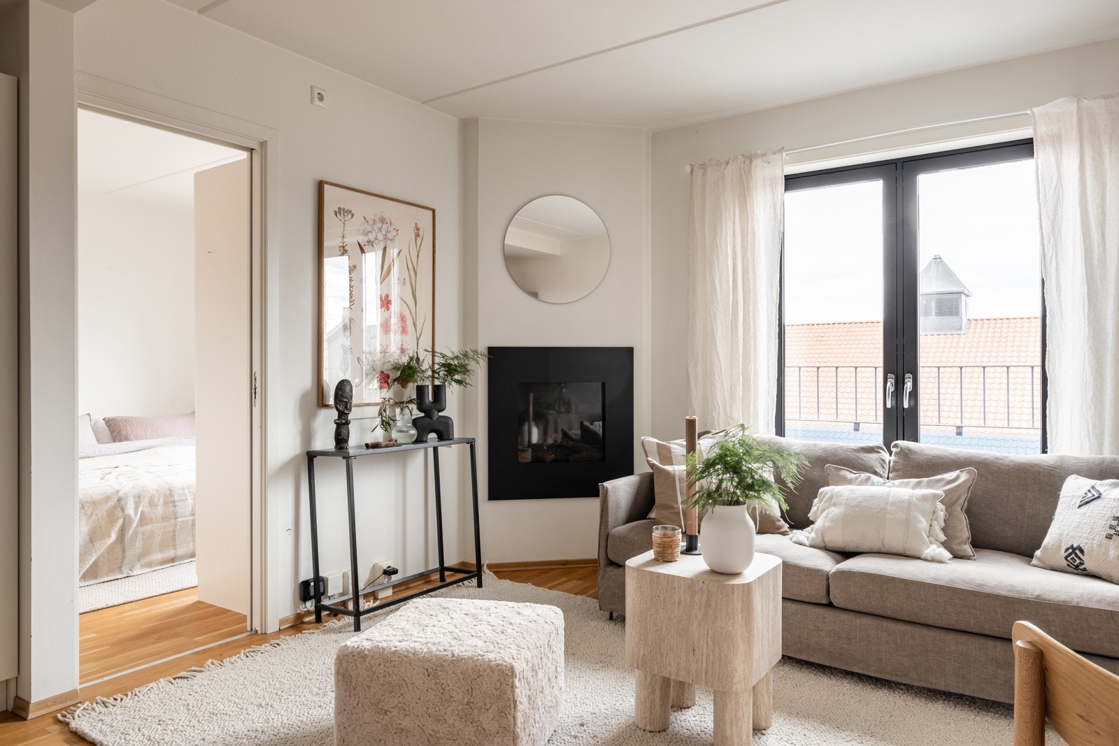 Lys og innbydende stue med store vindusflater som sikrer gode lysforhold Galleribilde