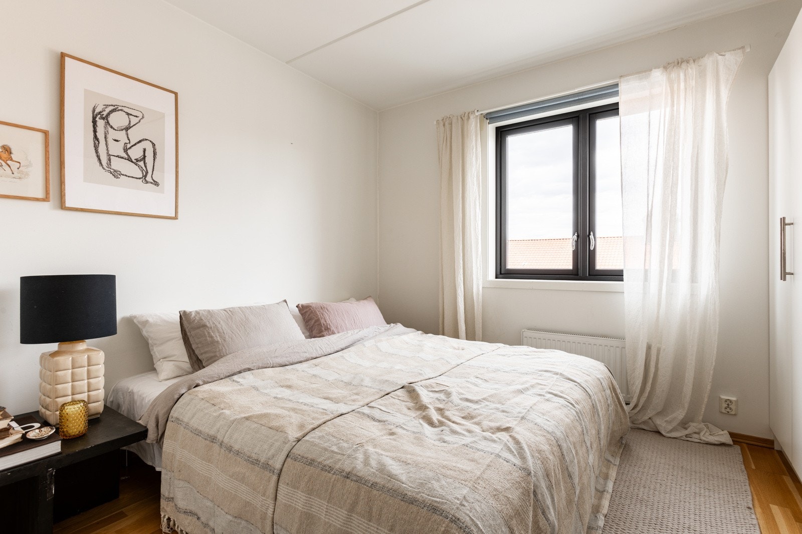 Soverommet fremstår som lyst, lunt og innbydende - et stille tilfluktssted fra hverdagen. Galleribilde