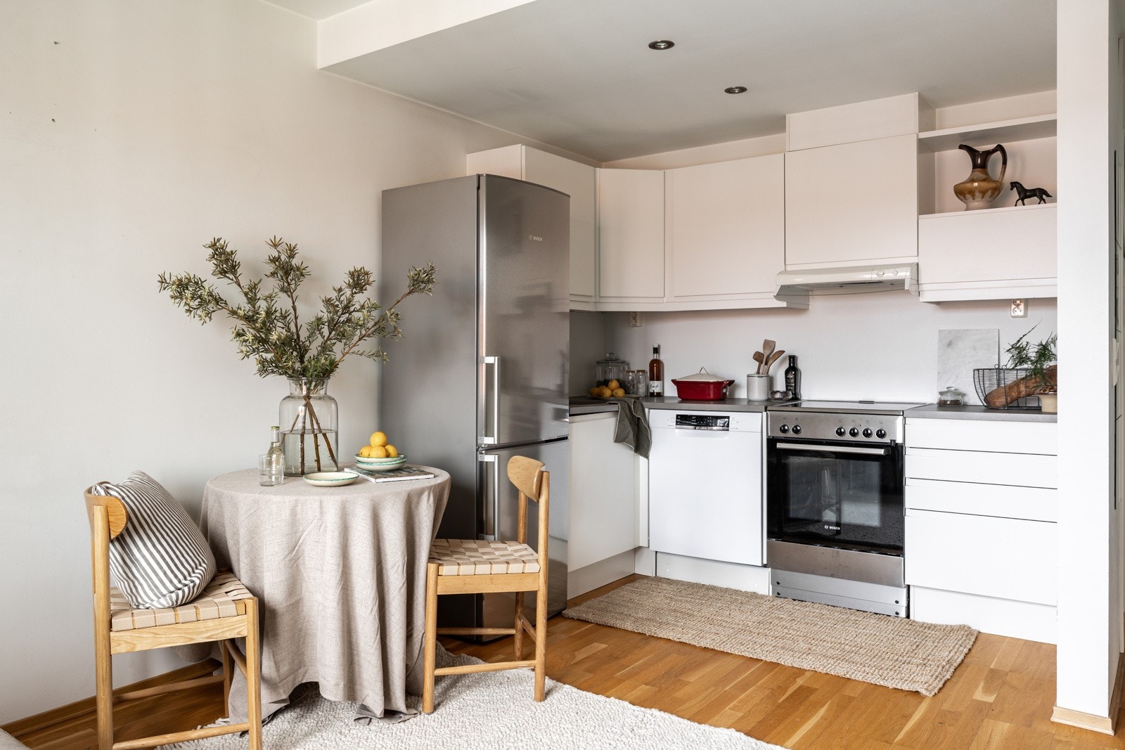 Overgangen til stueområdet er myk, med en spisebordløsning og god plass til gjester - perfekt for både hverdag og selskap. Galleribilde