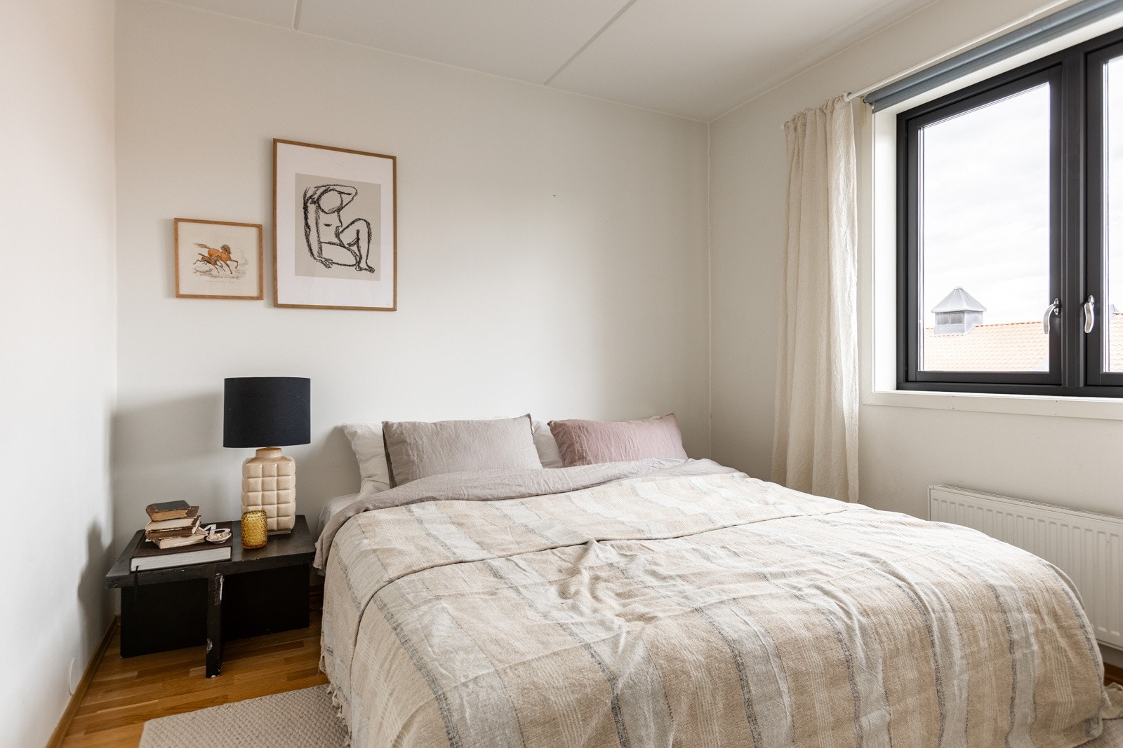 Praktisk og stilrent garderobeskap i hvitt, som glir diskret inn i interiøret. Innredningen er gjennomtenkt med god oppbevaringsplass Galleribilde