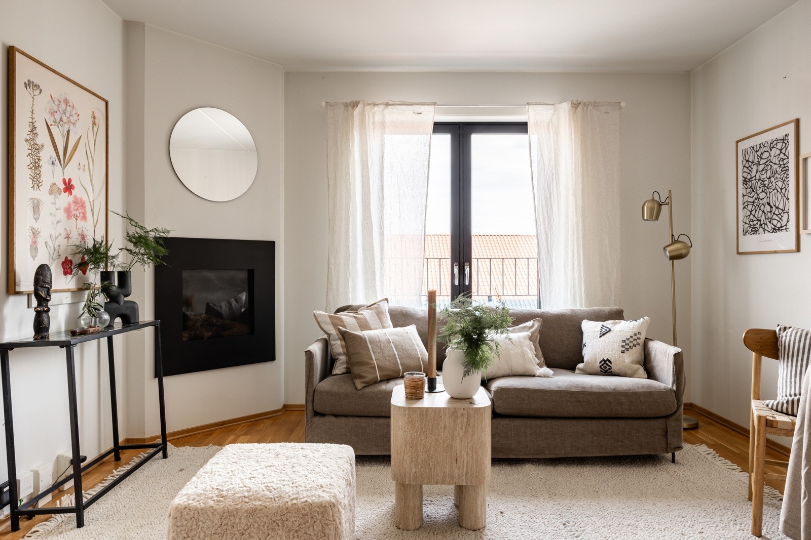 Elegant gasspeis med glassfront skaper et varmt og beroligende lys som gjør rommet ekstra koselig - spesielt på kjølige kvelder. Galleribilde