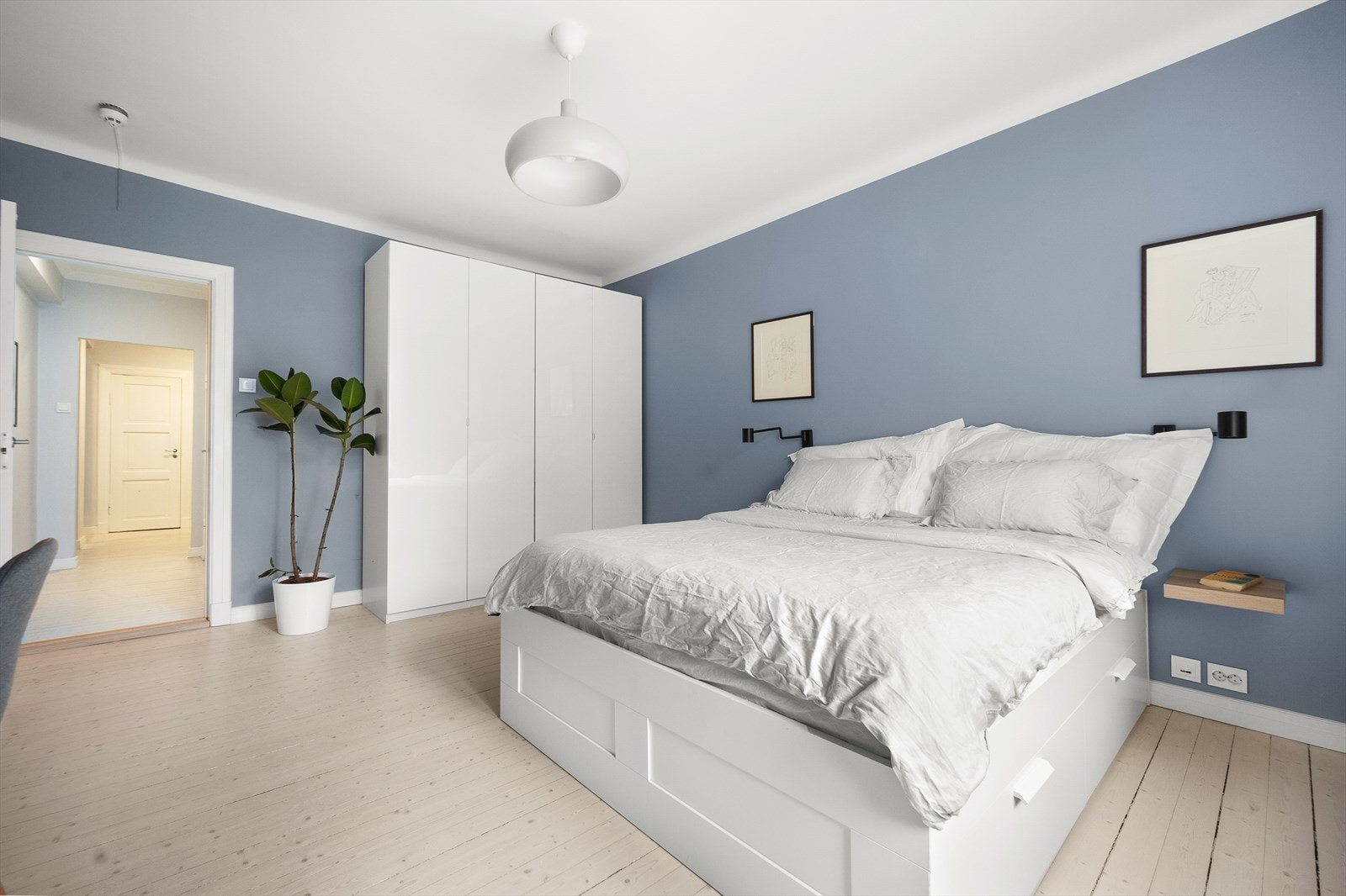 Praktisk garderobeskap med mye oppbevaringsplass. Her er det muligheter for å lage walk-in closet. Galleribilde