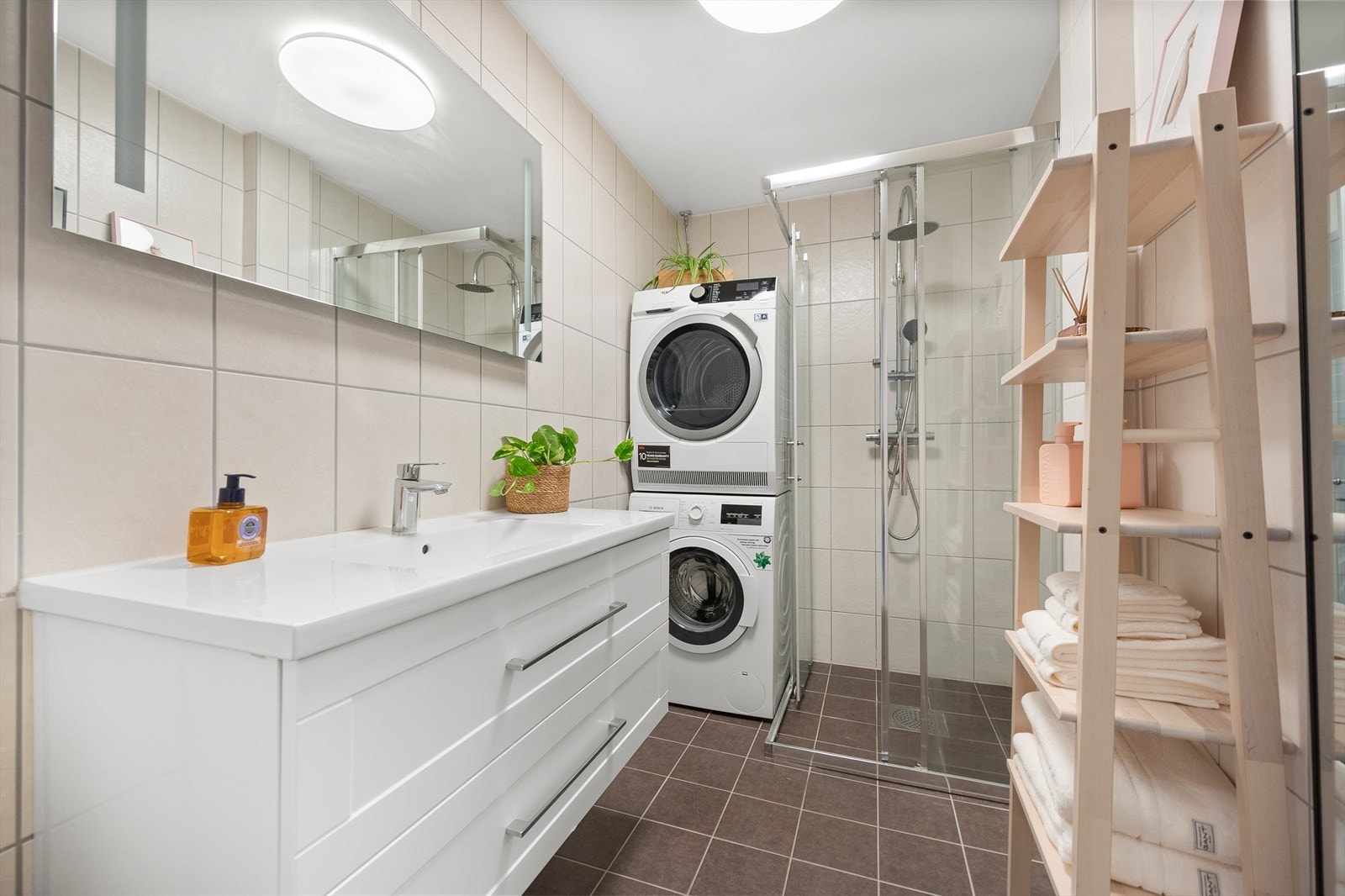 Flislagt baderom som ble totalrenovert i 2016 i regi av sameiet. Galleribilde