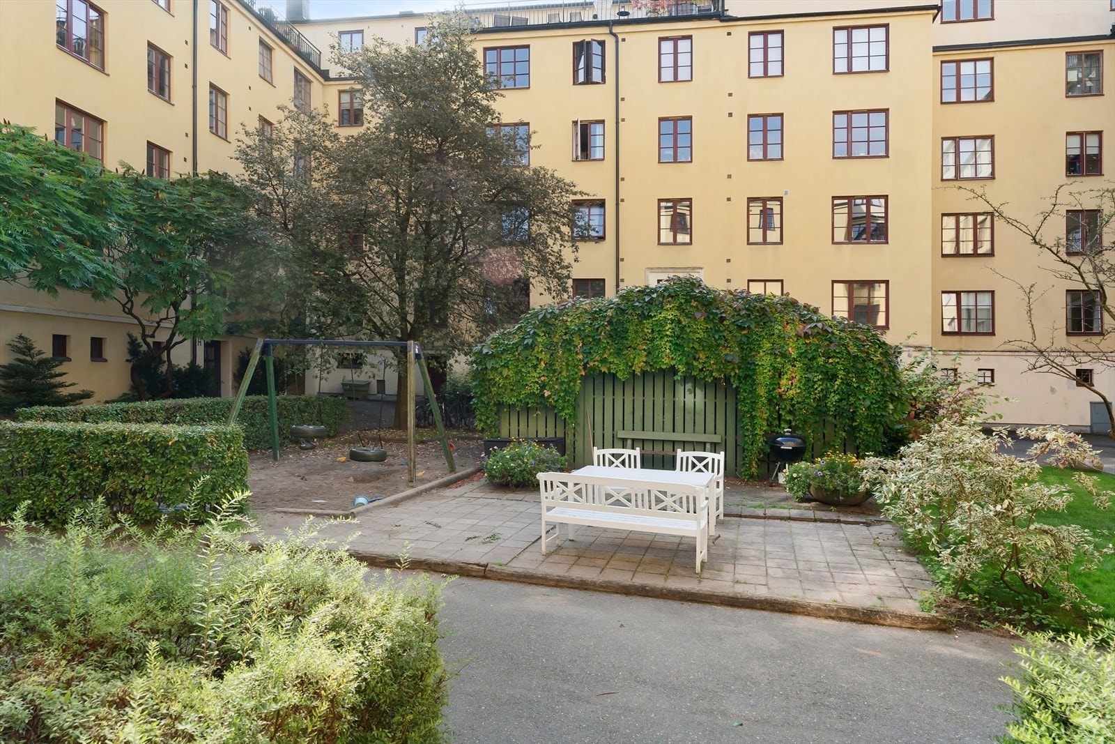 Sameiet har en barnevennlig og frodig bakgård med plen, beplanting og sittegrupper. Galleribilde