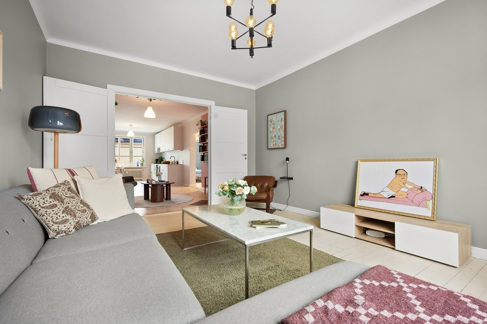 Stuen er romslig og enkel å møblere med sine ulike soner. Galleribilde