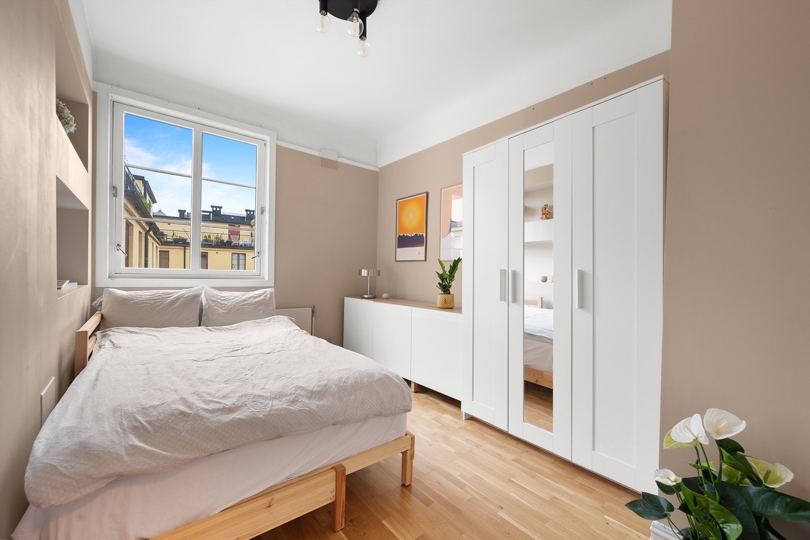 Soverom nummer to har plass til seng, nattbord og garderobeskap. Galleribilde