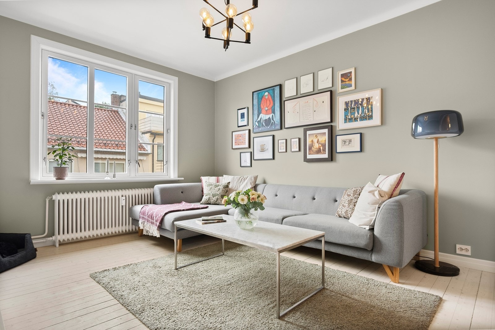 Leiligheten ligger skjermet til i en vakker funkisgård fra 1929. Galleribilde