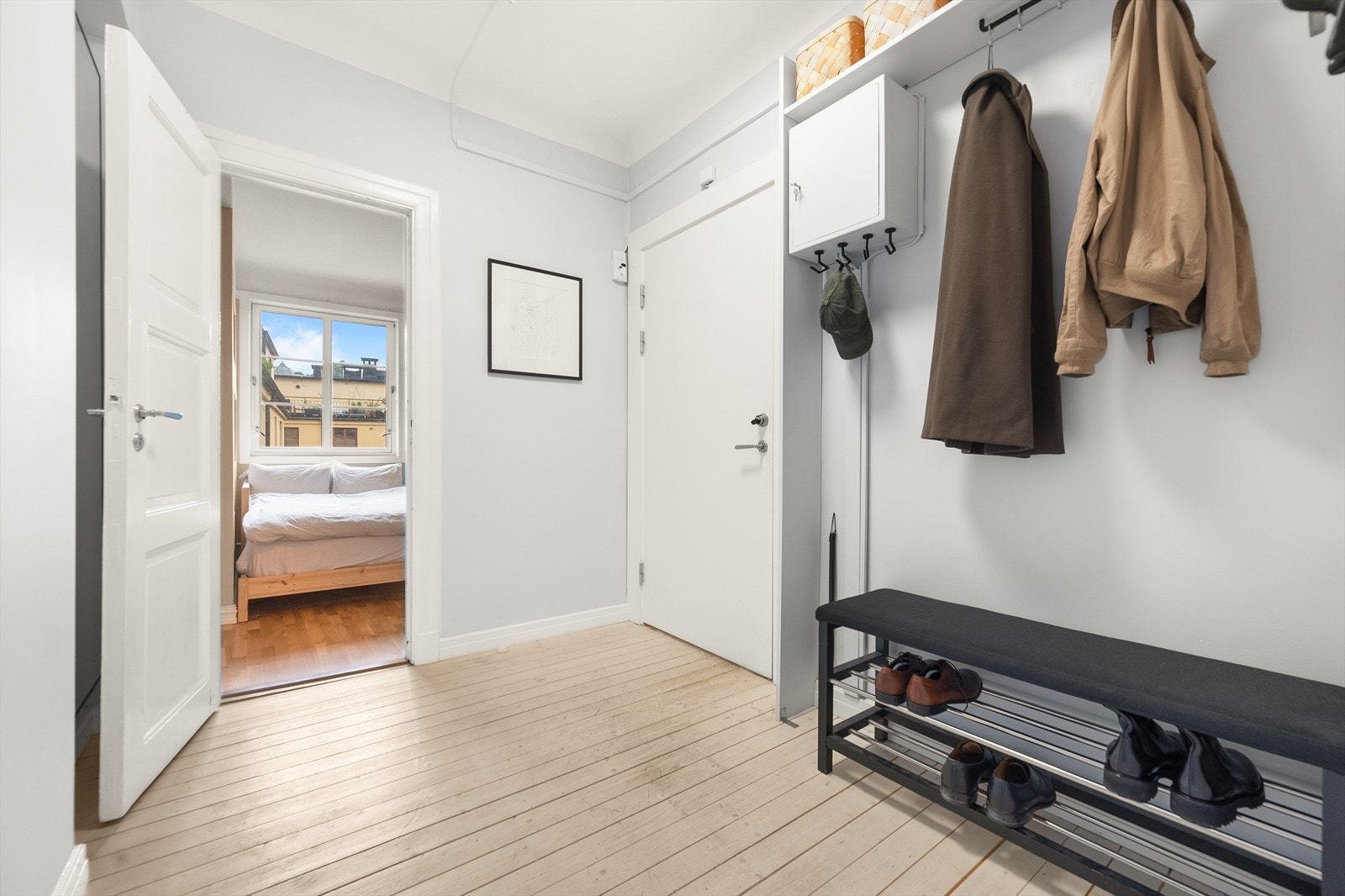 Entré med god plass til ytterklær og sko. Lyse farger på overflater og god himlingshøyde gir et godt førsteinntrykk av boligen. Dørcalling med åpner. Galleribilde