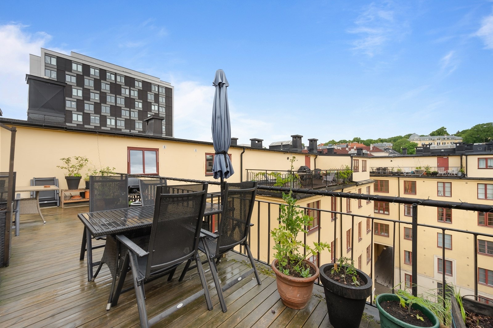 Etasjen over leiligheten finner du to, flotte takterrasser. Galleribilde