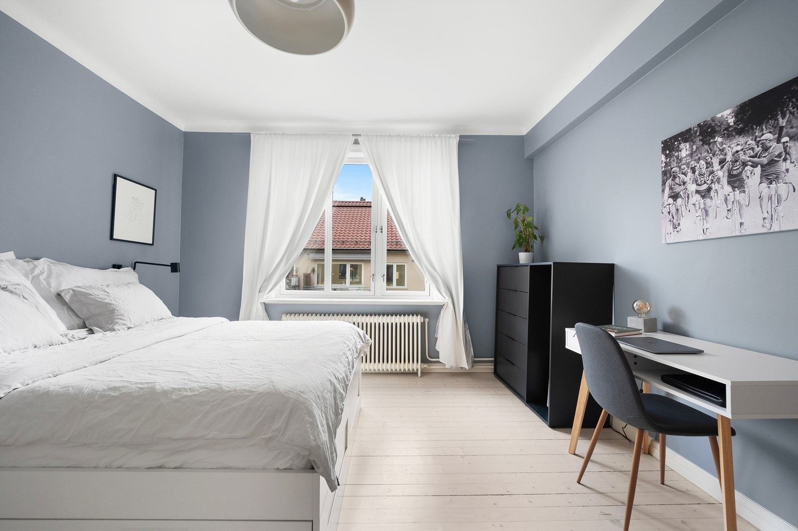 Rommet er malt i behagelige fargetoner og har gode vindusflater som sikrer godt med naturlig lysinnslipp, samt luftemuligheter. Soverommet vender ut mot rolig gate. Galleribilde