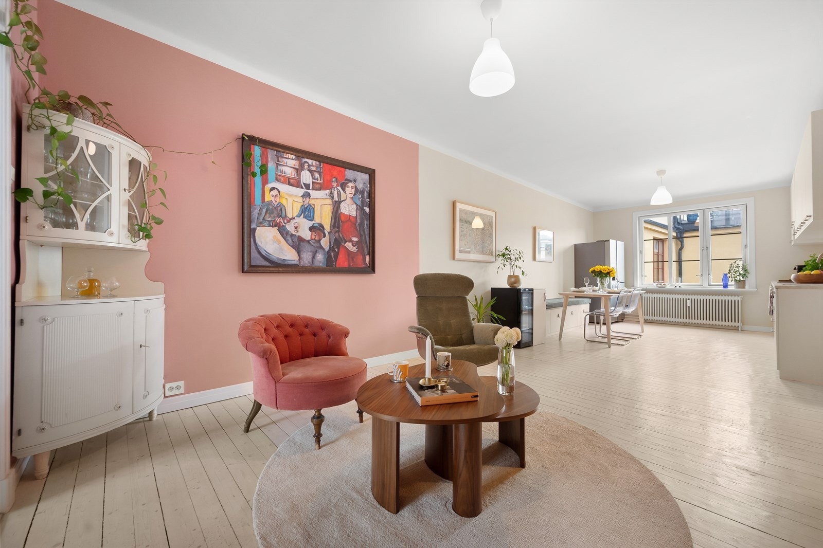 Boligen har en gjennomgående planløsning og ligger fint til i gårdens 4. etasje. Galleribilde