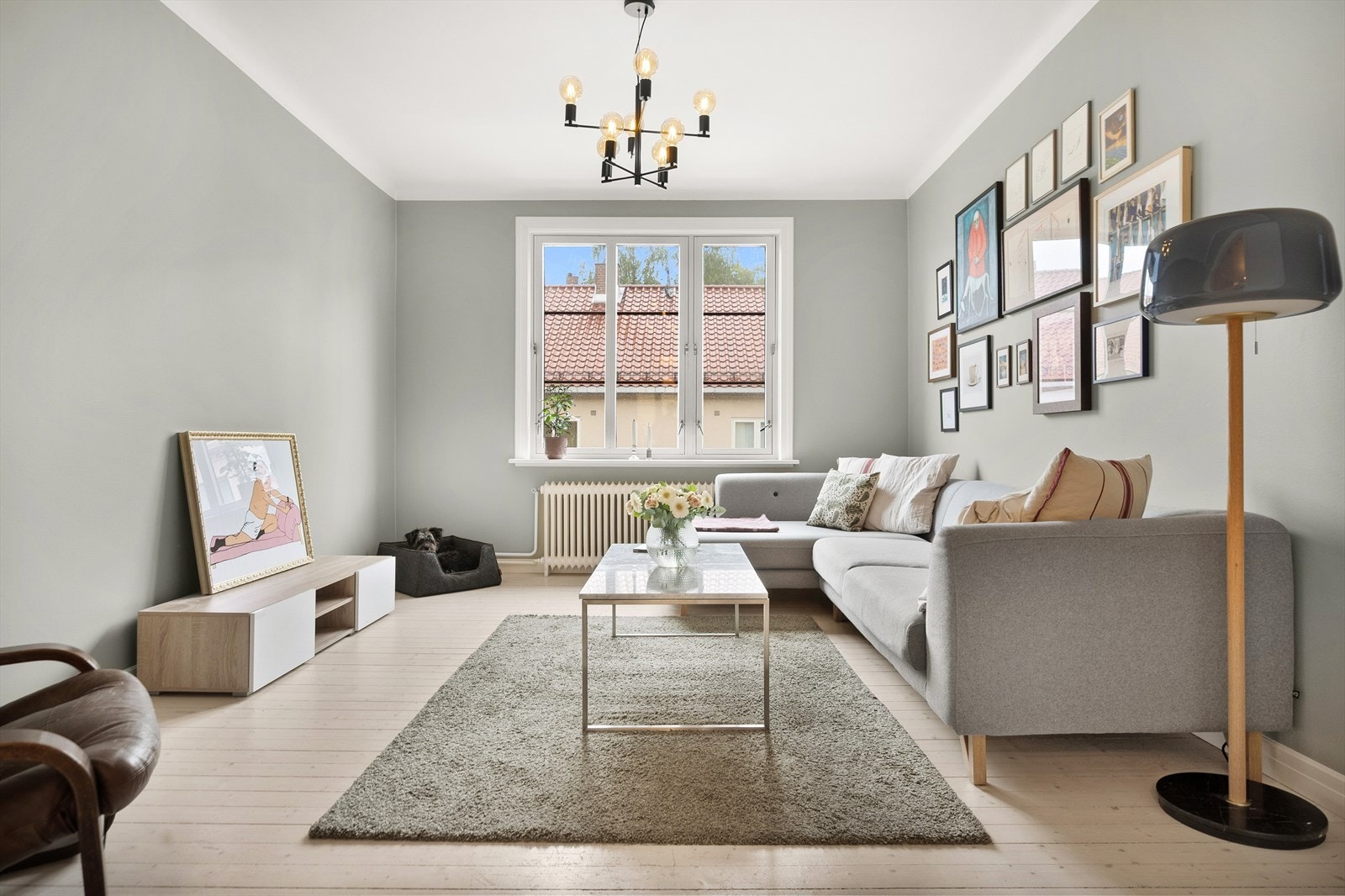 Lys og romslig stue med plass til sofagruppe, sofabord og underholdningsavdeling. Galleribilde