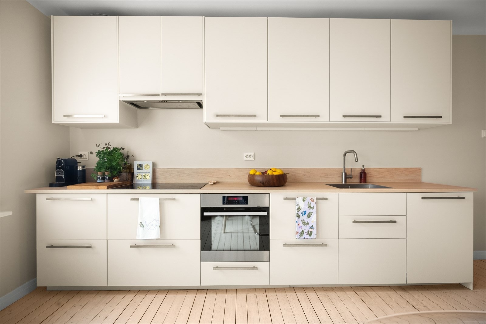 Kjøkkenet har integrert stekeovn, platetopp og oppvaskmaskin. Kullfiltervifte over stekesone. Frittstående kjøleskap medfølger. Galleribilde