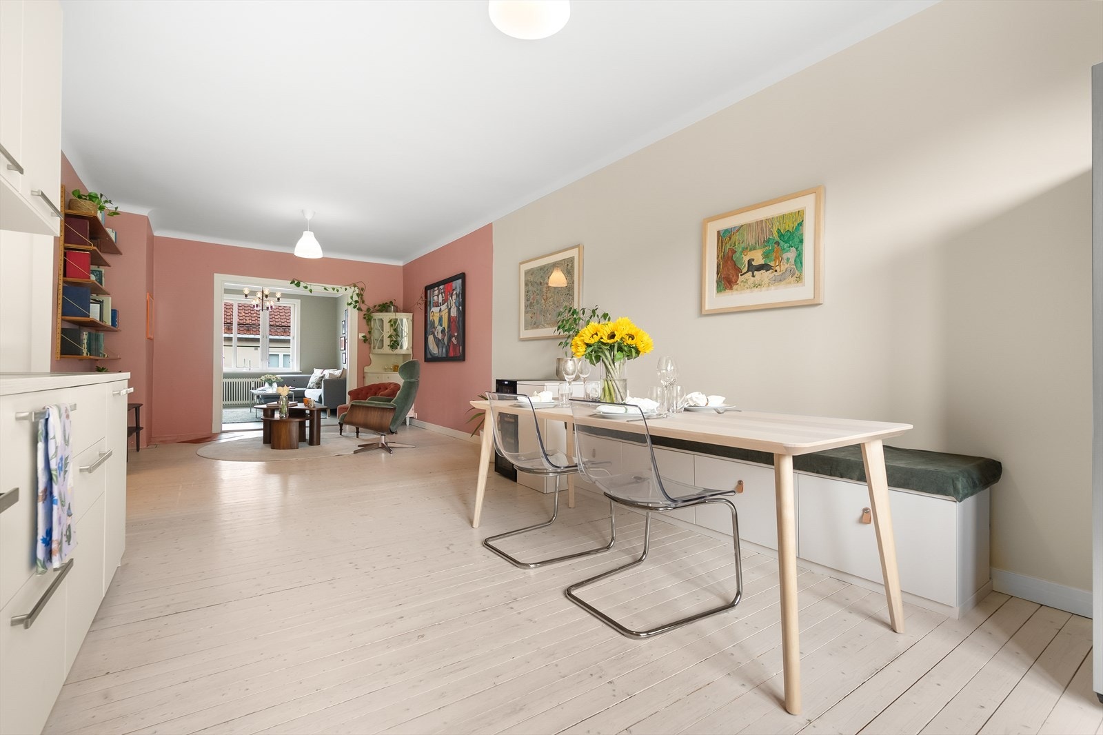 Videre er det plass til et stort spisebord med tilhørende spisestoler og benk. Perfekt for deg som liker å invitere over på et hyggelig måltid! Galleribilde