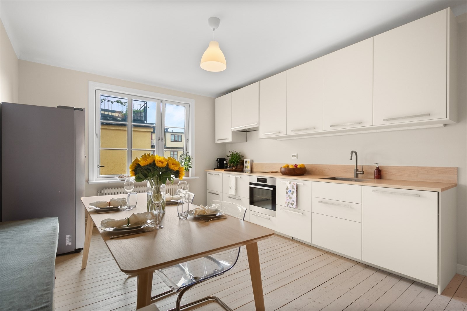 Kjøkkeninnredningen med glatte fronter, og laminert benkeplate. Galleribilde