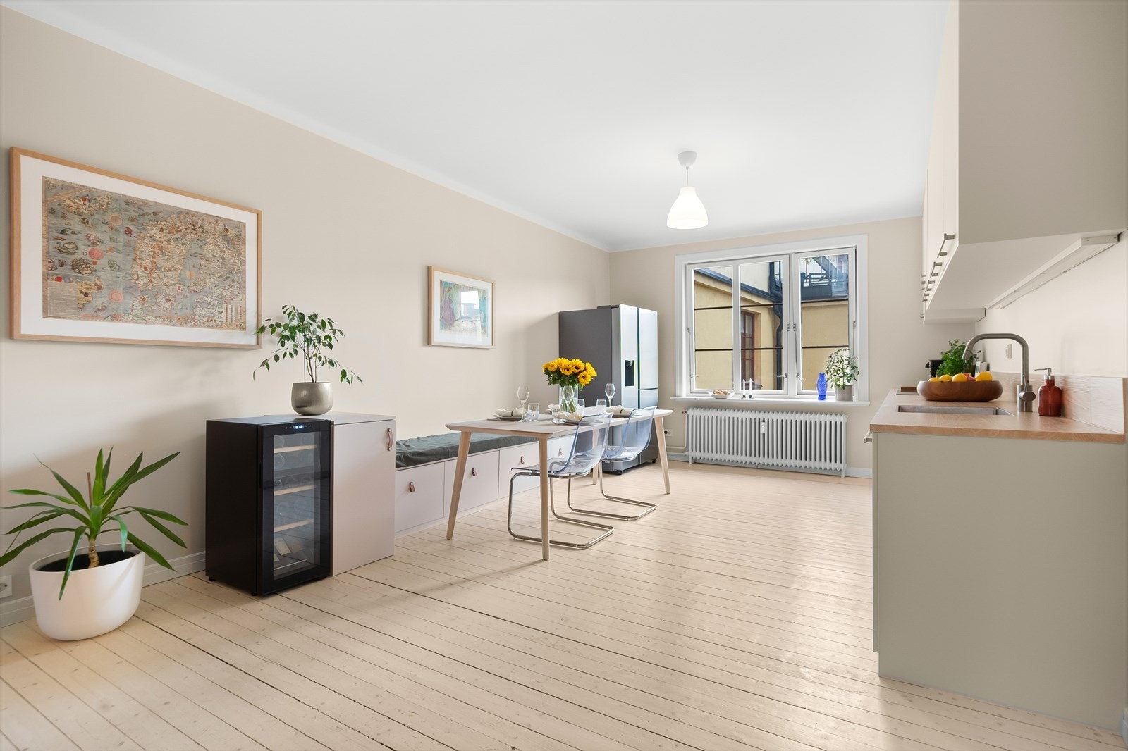 En hyggelig og gjennomgående leilighet som er smakfullt oppgradert med gode materialvalg. Galleribilde