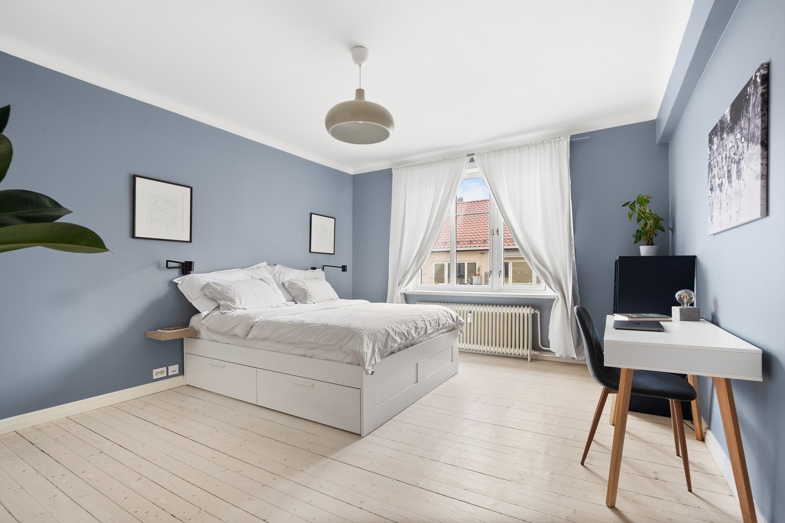 Hovedsoverommet er av særdeles god størrelse med plass til dobbeltseng, nattbord og kommode. Galleribilde