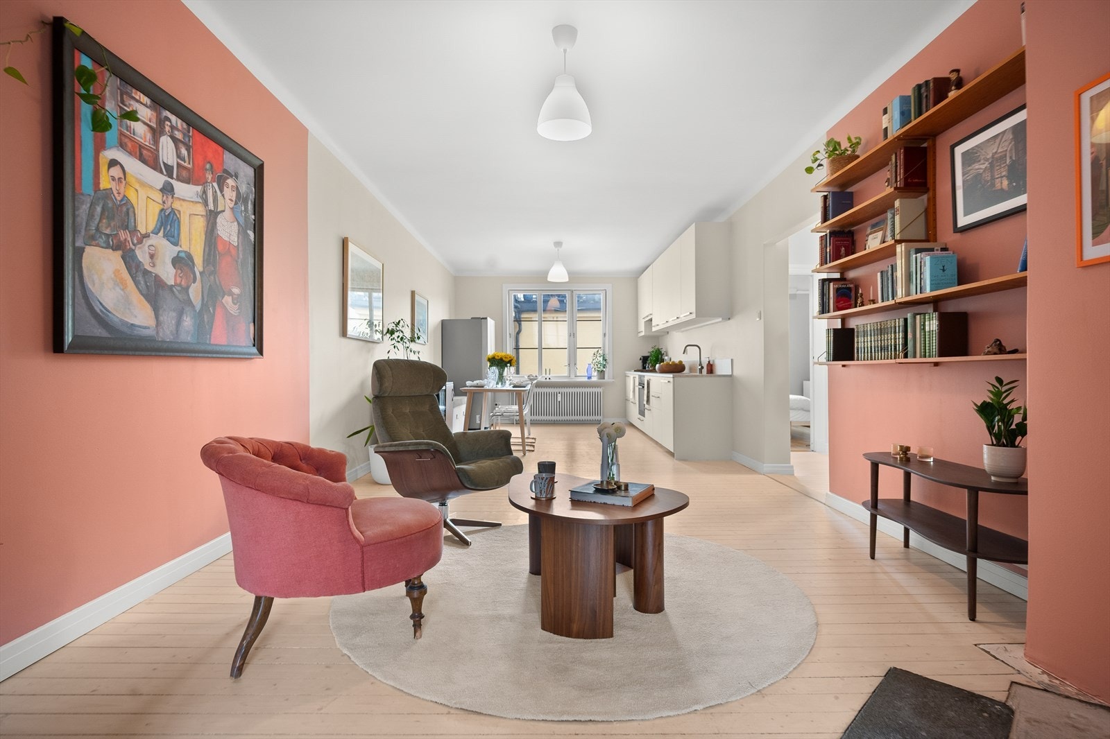 Videre er det en fin mellomstue med plass til bokhylle, sittegruppe eller spisebord. Galleribilde