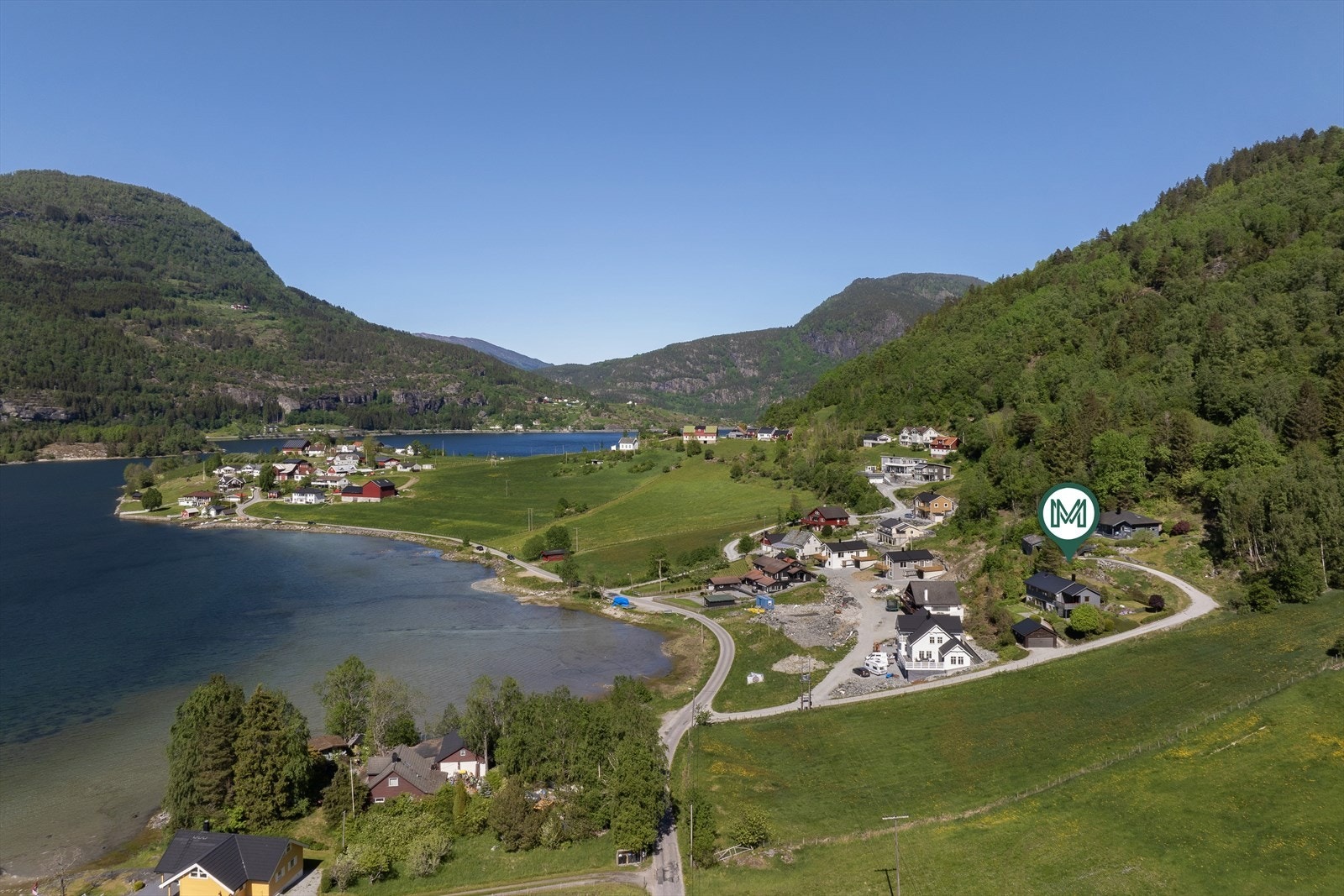 Utifrå avstanden til sentrumsfunksjonar må ein pårekna noko bruk av bil. Galleribilde