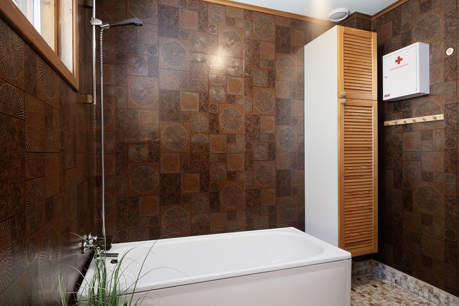 Badet er innreia med nedfelt servant med underskåp, overskåp og badekar. Galleribilde