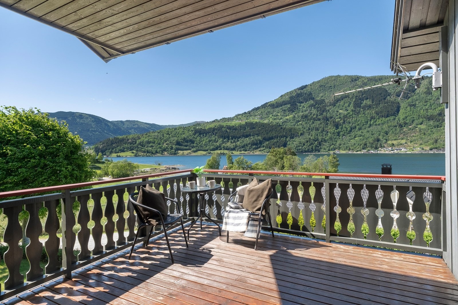 Verandaen er delvis overbygd og har plass til ei sittegruppe. Her ute kan du nyte gode solforhald til langt på kveld sommarstid. Galleribilde