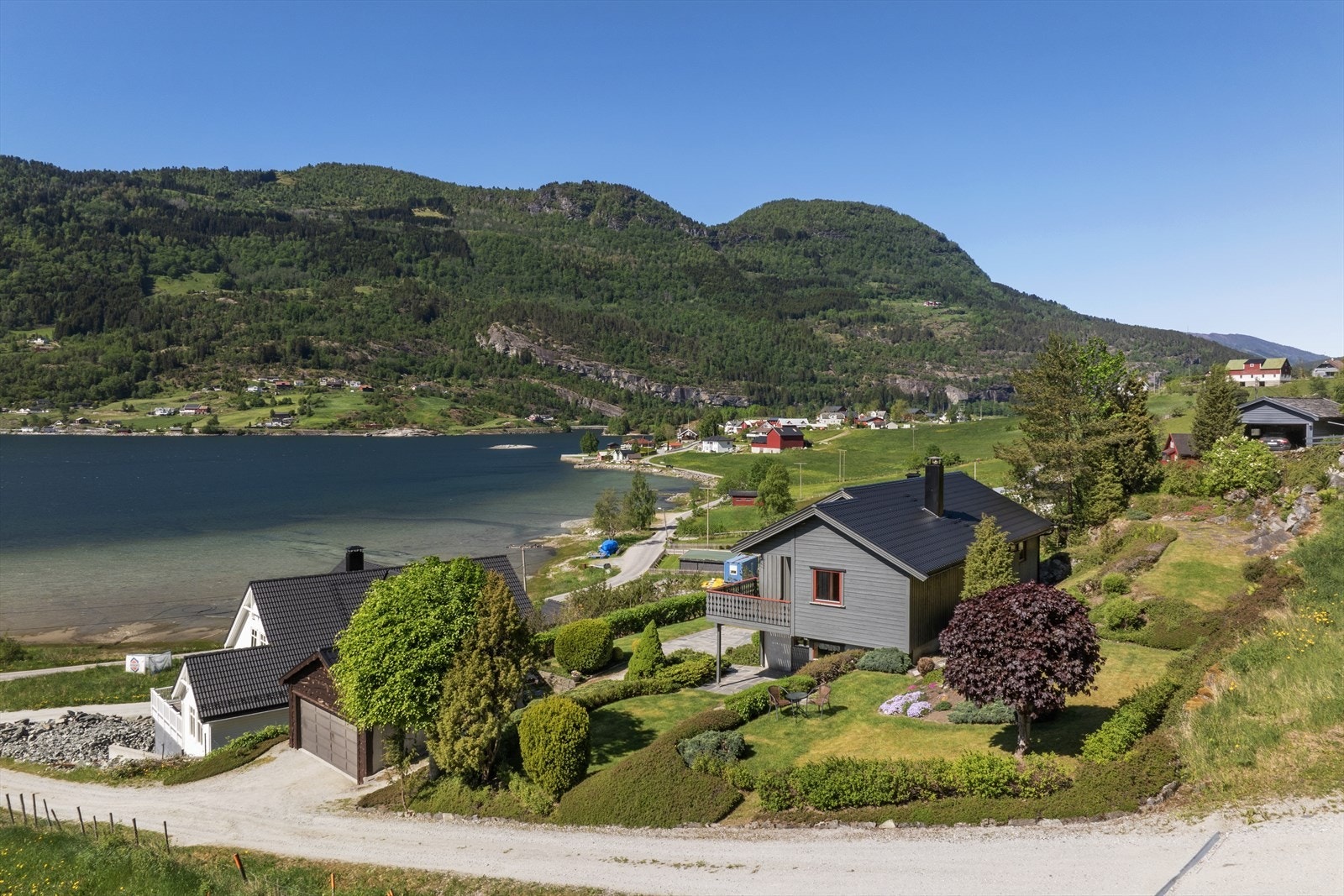 Einebustaden er oppført i 1978 og er på 2 etasjar.
På eigedomen er det også oppført frittståande dobbel garasje med plass for to bilar. Galleribilde