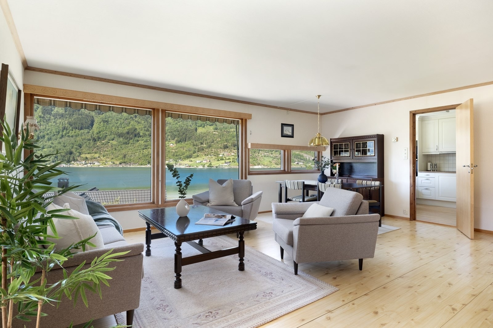 Dei store vindaugsflatene slepp inn mykje naturleg lys samt at ein får nyte den flotte utsikta mot Barnesfjorden. Galleribilde
