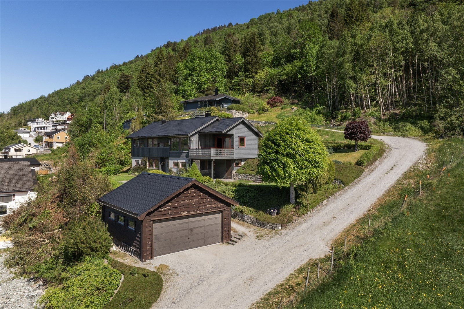 Romsleg einebustad som ligg i landlege omgivelsar på Barsnes omlag 3 km frå Sogndal sentrum Galleribilde