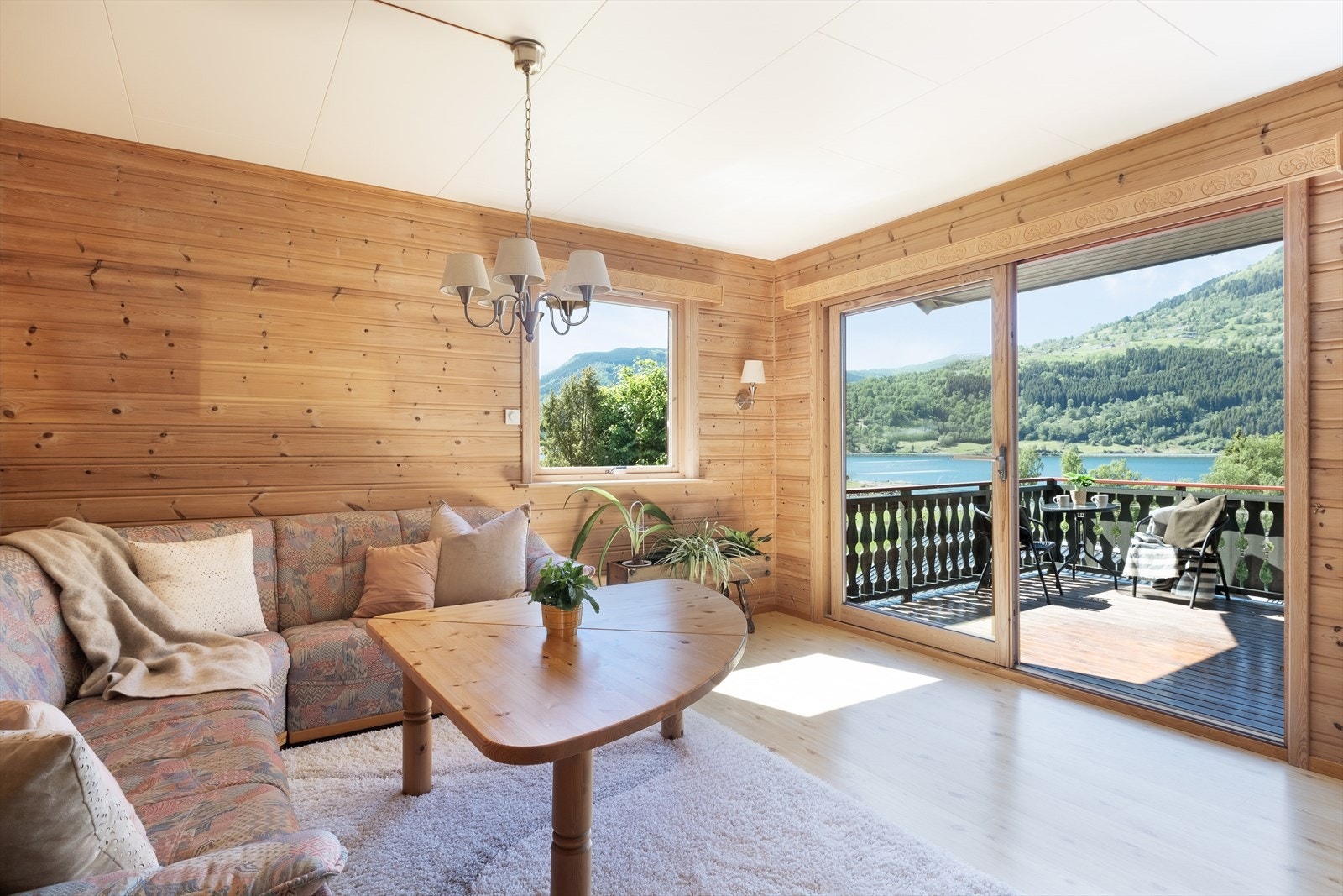 Frå stova er det tilkomst ut til veranda via skyvedører med den same flotte utsikta mot fjorden. Galleribilde