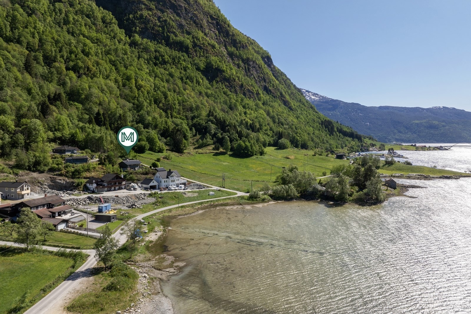 Barsnes har ei idyllisk plassering langs fjorden med fine turområder i nærleiken. Galleribilde