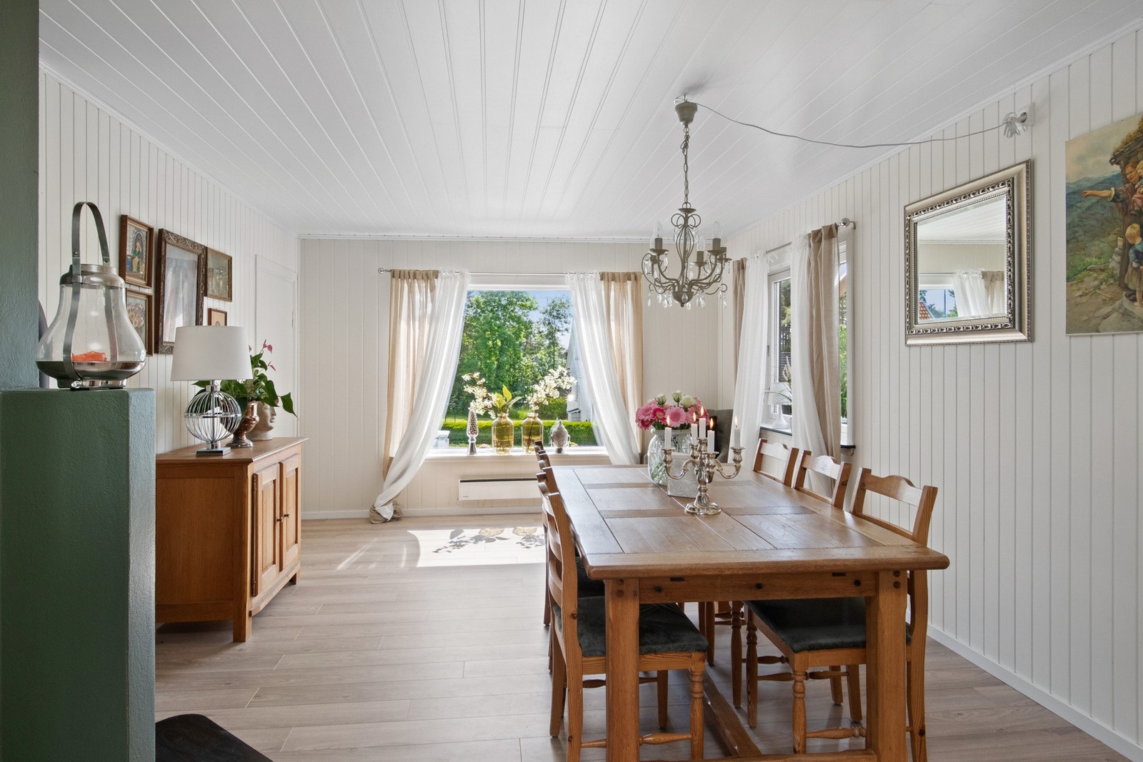 Ved spisestuen er det en god peisovn, og sonen har utmerket plass til et langbord for både familie og gjester. Galleribilde
