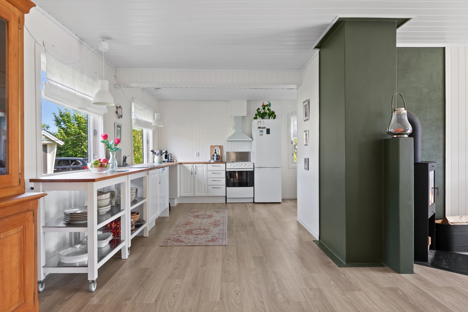 Kjøkkenet har et klassisk og pent design med langstrakte benkeflater og rikelig med oppbevaringsplass. Galleribilde