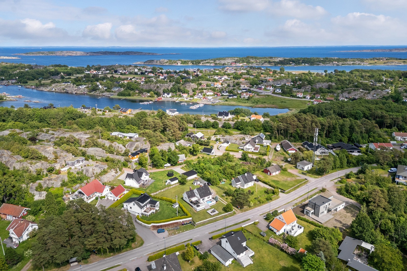 Ved Sydstranda/Krøkle er det deilige sandstrender og varme svaberg, og det er også fine bademuligheter både til Røssesundet og Vestgårdskilen. Galleribilde