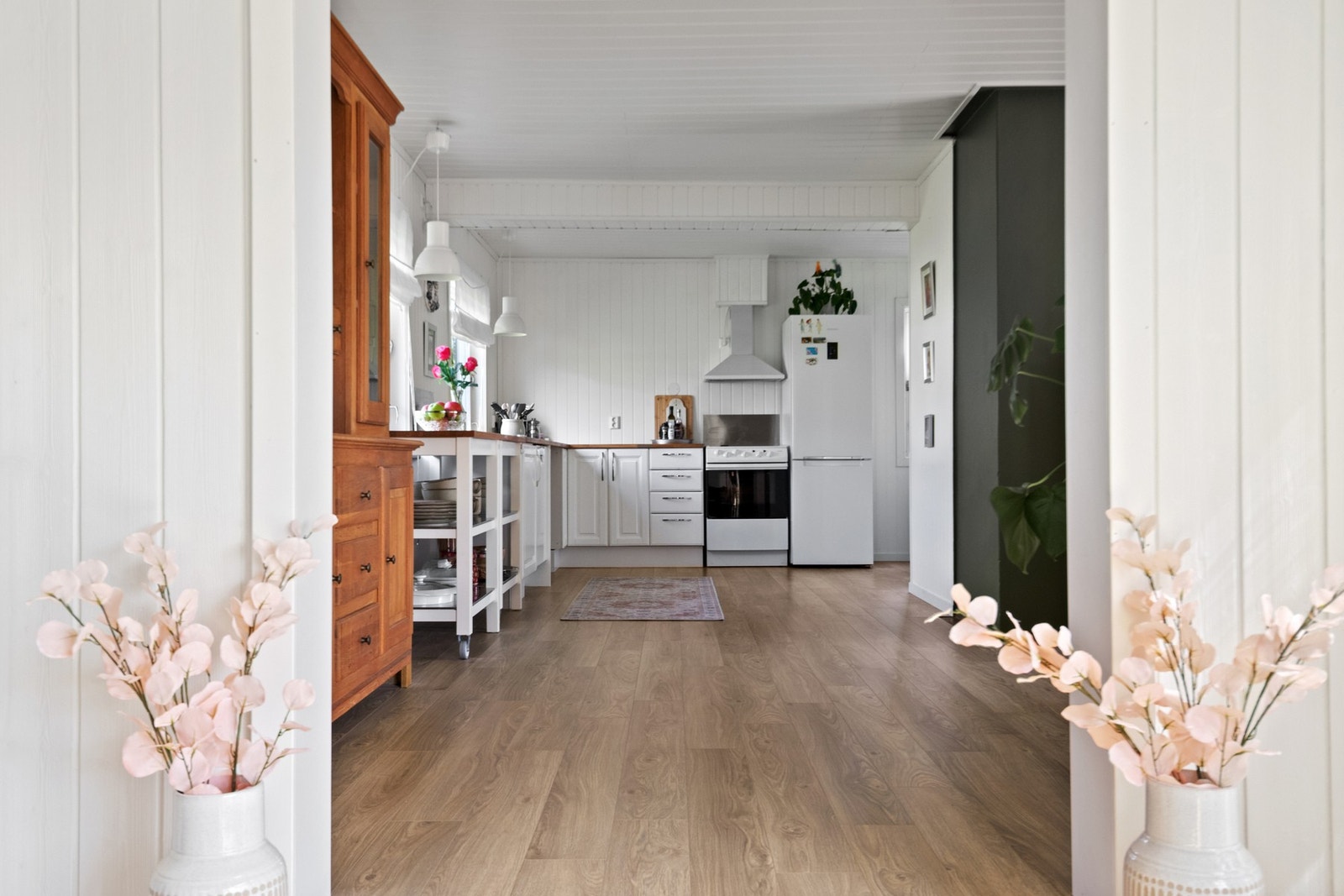 Kjøkkenet og spisestuen ligger i åpen løsning, og sammen danner de et stort, lyst og innbydende allrom. Galleribilde