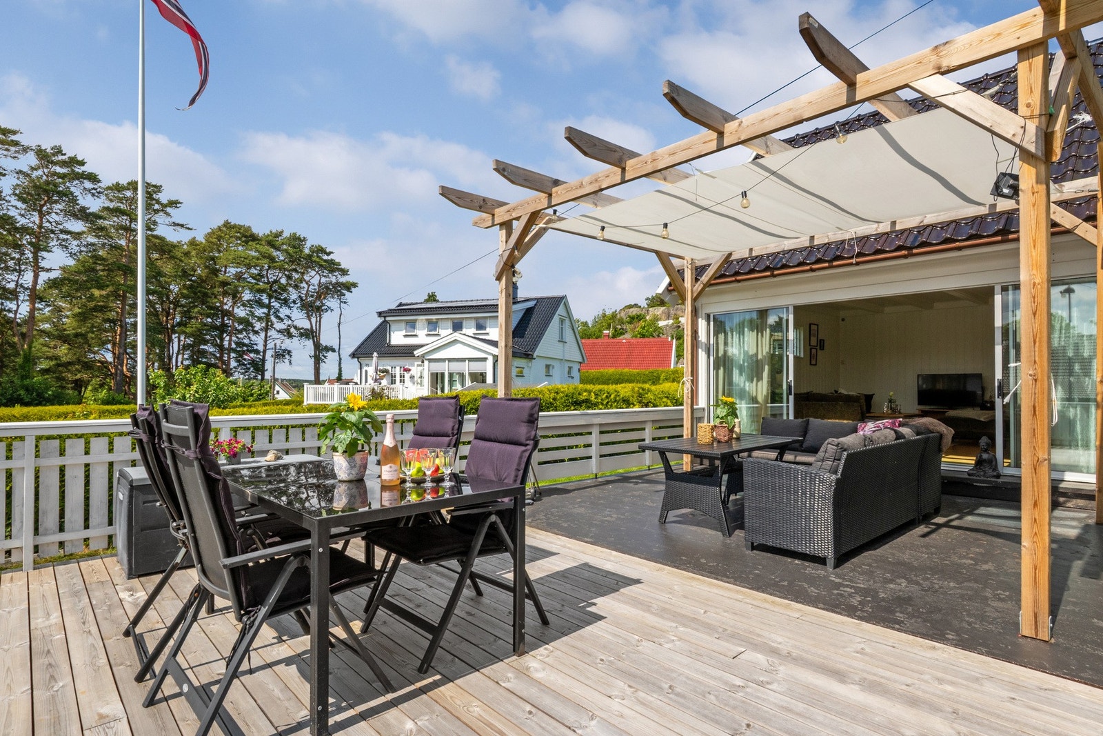 Videre kan eiendommen skilte med en stor, solrik og inngjerdet hage med boltreplass og markterrasse, en frittliggende garasje med utebod og en sydvestvendt terrasse med basseng og pergola. Galleribilde