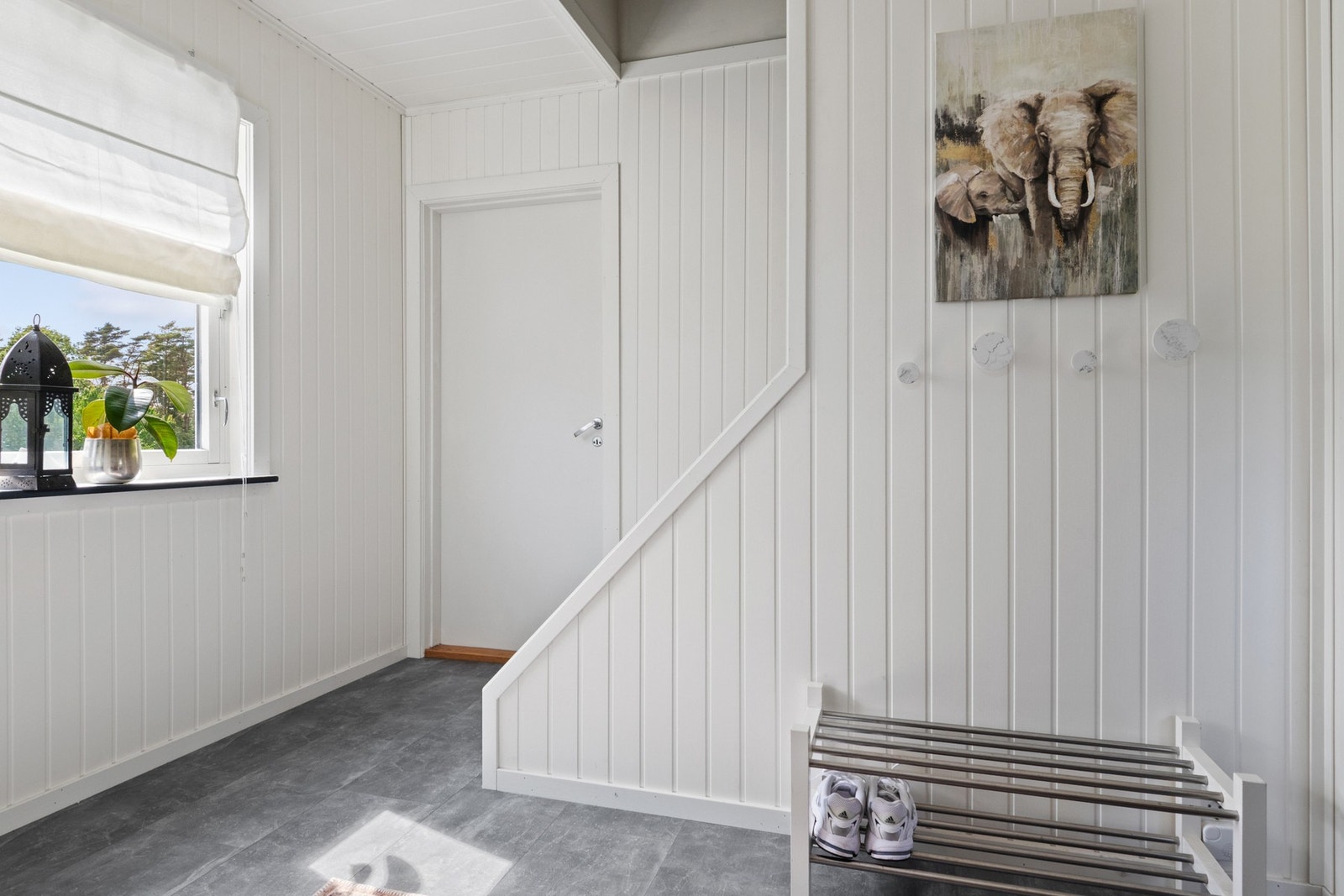Her er det fin plass til oppbevaringsmøblement, og i hendig tilknytning til entreen er det et separat wc-rom. Galleribilde