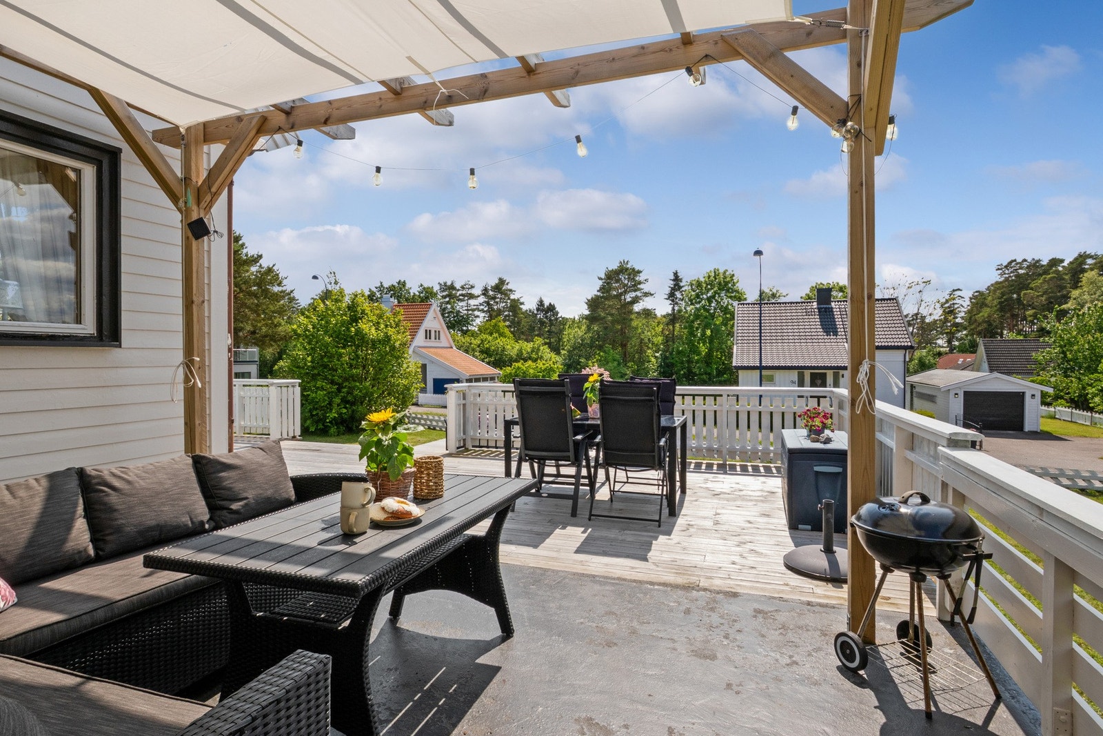 Ved skyvedørene fra stuen er det støpt dekke og pergola, og hele terrassen rammes inn med rekkverk i tre. Galleribilde