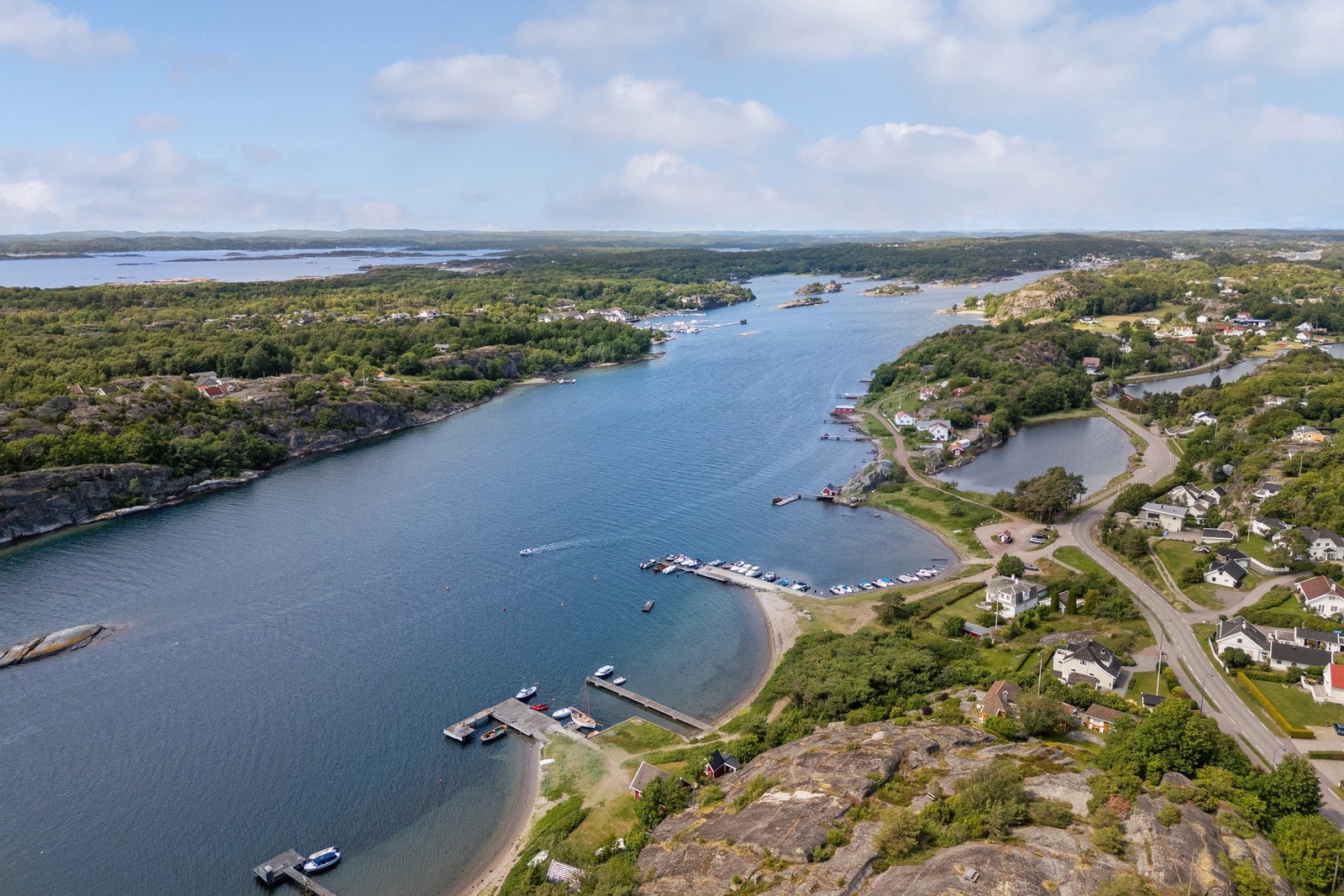 Det er kort vei til flotte tur- og friluftsområder med kyststi og fine bademuligheter. Galleribilde