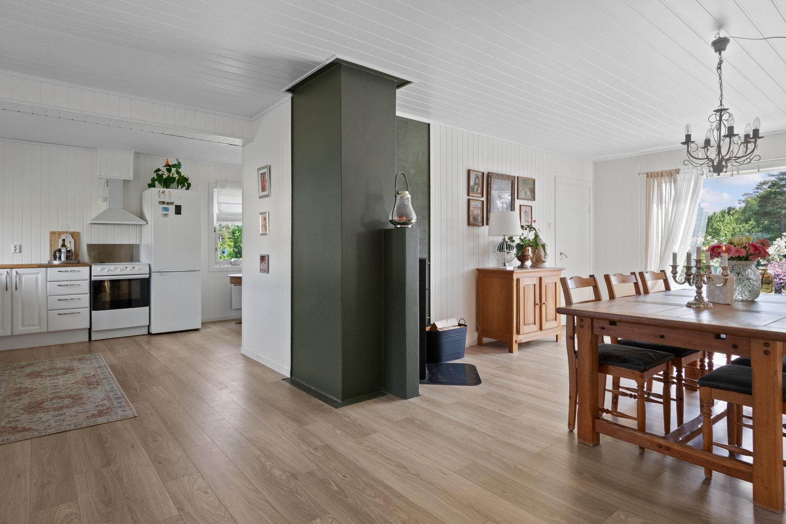 Her er veggene malt opp i hvitt og grønt, og på gulvet er det lagt enstavs laminat. Galleribilde