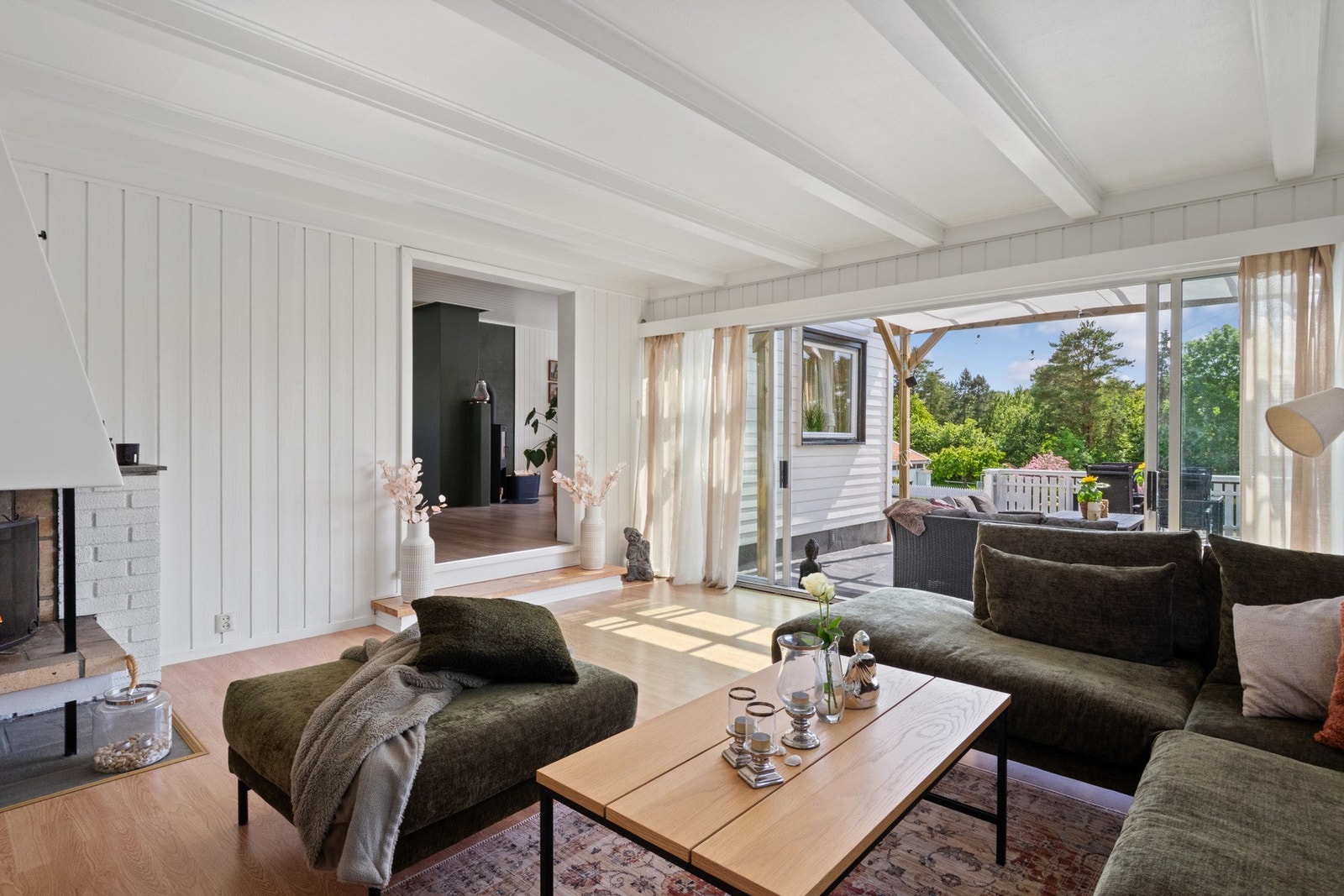 Fra stuen er det utgang til en sydvestvendt, stor terrasse med gode solforhold. Galleribilde