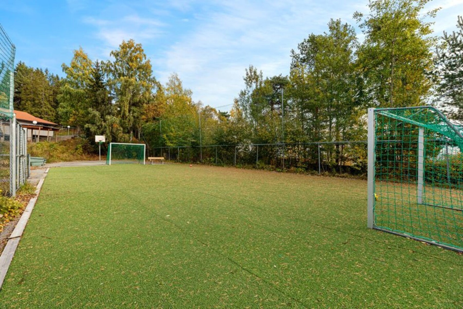 Borettslaget har egen kunstgressbane. Galleribilde
